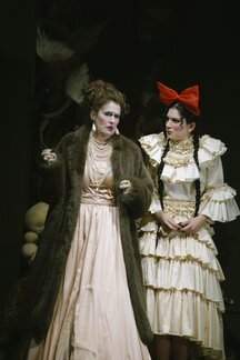 Marie-Therese Futterknecht (Frau von Cypressenburg), Laetitia Toursarkissian (Emma)