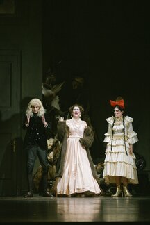 Florian Granzner (Titus Feuerfuchs), Marie-Therese Futterknecht (Frau von Cypressenburg), Laetitia Toursarkissian (Emma)