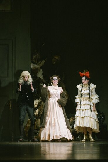 Florian Granzner (Titus Feuerfuchs), Marie-Therese Futterknecht (Frau von Cypressenburg), Laetitia Toursarkissian (Emma)