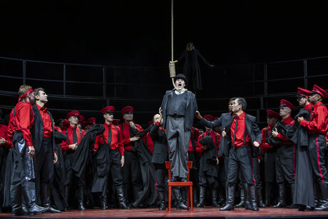 Erwin Belakowitsch (Schöffe), Alexey Sayapin (Peter), William Blake (Miroslav), Florian Stern (Matěj Brouček), Esewu Nobela (Vojta), Qi Wang (Vacek) & Chor | © Wagner-Strauss Erwin Belakowitsch (Schöffe), Alexey Sayapin (Peter), William Blake (Miroslav), Florian Stern (Matěj Brouček), Esewu Nobela (Vojta), Qi Wang (Vacek) & Chor | © Wagner-Strauss