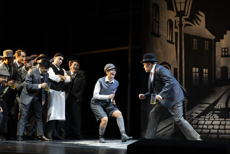 Erwin Belakowitsch (Würfl), Anastasia Lerman (Piccolo), Florian Stern (Matěj Brouček) & Chor | © Wagner-Strauss Erwin Belakowitsch (Würfl), Anastasia Lerman (Piccolo), Florian Stern (Matěj Brouček) & Chor | © Wagner-Strauss