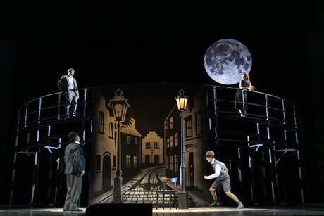 Alexey Sayapin (Mazal), Florian Stern (Matěj Brouček), Anastasia Lerman (Piccolo) & Hazel Neighbour (Malinka) | © Wagner-Strauss Alexey Sayapin (Mazal), Florian Stern (Matěj Brouček), Anastasia Lerman (Piccolo) & Hazel Neighbour (Malinka) | © Wagner-Strauss