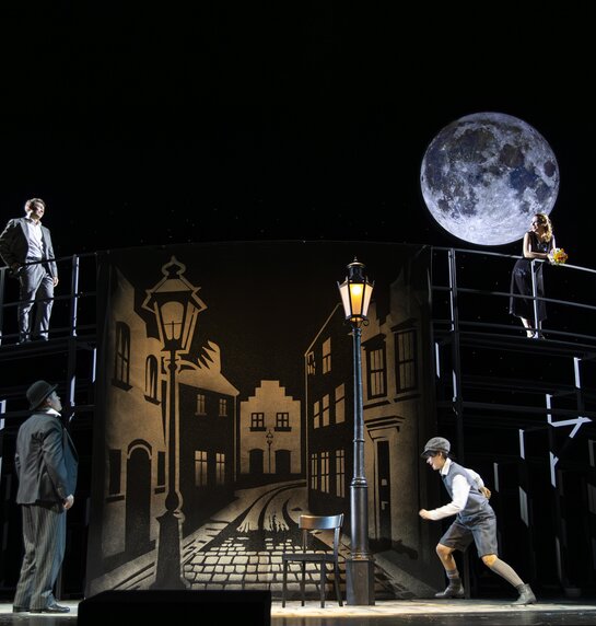 Alexey Sayapin (Mazal), Florian Stern (Matěj Brouček), Anastasia Lerman (Piccolo) & Hazel Neighbour (Malinka) | © Nurith Wagner-Strauss Alexey Sayapin (Mazal), Florian Stern (Matěj Brouček), Anastasia Lerman (Piccolo) & Hazel Neighbour (Malinka) | © Nurith Wagner-Strauss