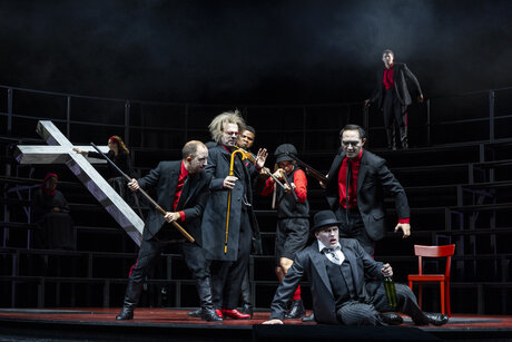 Abongile Fumba (Kedruta), Hazel Neighbour (Kunka), William Blake (Miroslav), Marcel Brunner (Domšik), Esewu Nobela (Vojta), Anastasia Lerman (Student), Florian Stern (Matěj Brouček), Qi Wang (Vacek) & Alexey Sayapin (Peter) | © Wagner-Strauss Abongile Fumba (Kedruta), Hazel Neighbour (Kunka), William Blake (Miroslav), Marcel Brunner (Domšik), Esewu Nobela (Vojta), Anastasia Lerman (Student), Florian Stern (Matěj Brouček), Qi Wang (Vacek) & Alexey Sayapin (Peter) | © Wagner-Strauss