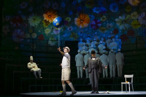 Alec Avedissian (Zauberlicht), Anastasia Lerman (Wunderkind), Florian Stern (Matěj Brouček) & Chor 