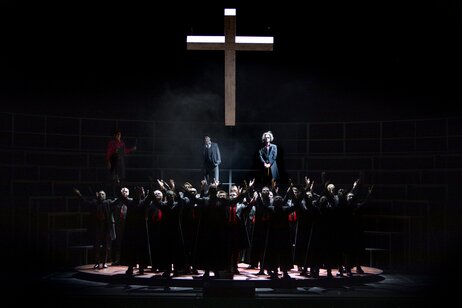 Erwin Belakowitsch (Schöffe), Florian Stern (Matěj Brouček), Marcel Brunner (Domšik) & Chor | © Nurith Wagner-Strauss