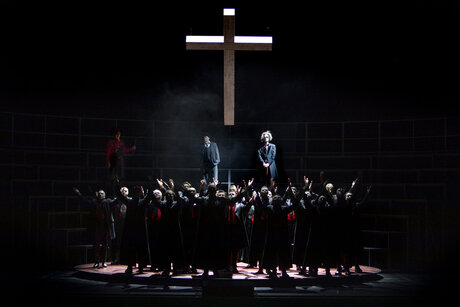 Erwin Belakowitsch (Schöffe), Florian Stern (Matěj Brouček), Marcel Brunner (Domšik) & Chor | © Nurith Wagner-Strauss