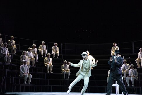 Qi Wang (Wolkengrau), Florian Stern (Matěj Brouček) & Chor