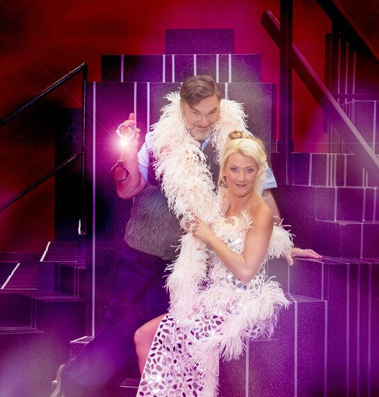 Susanne Langbein als Rosalinde und Martin Leutgeb als Frosch | © Raphael Gutleben