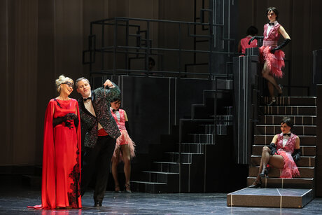 Susanne Langbein (Rosalinde), Florian Stern (Eisenstein), Tänzerinnen | © Barbara Palffy Susanne Langbein (Rosalinde), Florian Stern (Eisenstein), Tänzerinnen | © Barbara Palffy