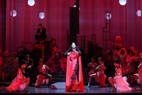 Susanne Langbein (Rosalinde), im Hintergrund: Benjamin Chamandy (Frank), Florian Stern (Eisenstein), Jacob Phillips (Dr. Falke), Annina Wachter (Adele), Bernarda Klinar (Prinz Orlofsky), Bernadette Müller (Ida), Chor, Tänzerinnen