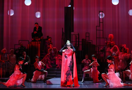 Susanne Langbein (Rosalinde), im Hintergrund: Benjamin Chamandy (Frank), Florian Stern (Eisenstein), Jacob Phillips (Dr. Falke), Annina Wachter (Adele), Bernarda Klinar (Prinz Orlofsky), Bernadette Müller (Ida), Chor, Tänzerinnen
