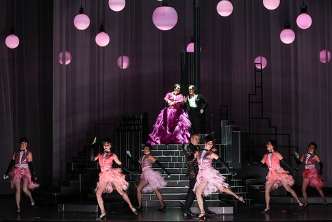 Bernadette Müller (Ida), Florian Stern (Eisenstein), Tänzerinnen, im Hintergrund: Bernarda Klinar (Prinz Orlofsky), Jacob Phillips (Dr. Falke)