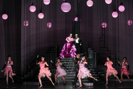 Bernadette Müller (Ida), Florian Stern (Eisenstein), Tänzerinnen, im Hintergrund: Bernarda Klinar (Prinz Orlofsky), Jacob Phillips (Dr. Falke)