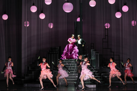 Bernadette Müller (Ida), Florian Stern (Eisenstein), Tänzerinnen, im Hintergrund: Bernarda Klinar (Prinz Orlofsky), Jacob Phillips (Dr. Falke) | © Barbara Palffy Bernadette Müller (Ida), Florian Stern (Eisenstein), Tänzerinnen, im Hintergrund: Bernarda Klinar (Prinz Orlofsky), Jacob Phillips (Dr. Falke) | © Barbara Palffy