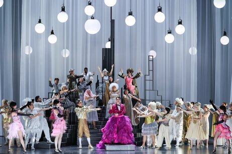 Bernadette Müller (Ida), Bernarda Klinar (Orlofsky), Chor und Tänzerinnen