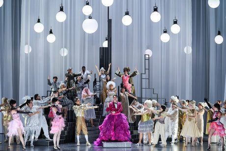 Bernadette Müller (Ida), Bernarda Klinar (Orlofsky), Chor und Tänzerinnen | © Barbara Palffy Bernadette Müller (Ida), Bernarda Klinar (Orlofsky), Chor und Tänzerinnen | © Barbara Palffy
