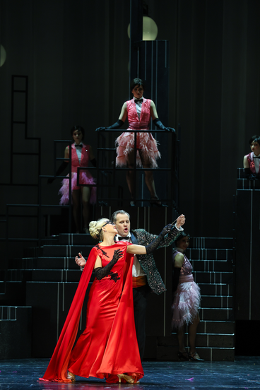 Susanne Langbein (Rosalinde), Florian Stern (Eisenstein), Tänzerinnen