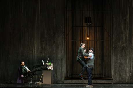 Benjamin Chamandy (Frank), Florian Stern (Eisenstein), Martin Leutgeb (Frosch) | © Barbara Palffy Benjamin Chamandy (Frank), Florian Stern (Eisenstein), Martin Leutgeb (Frosch) | © Barbara Palffy