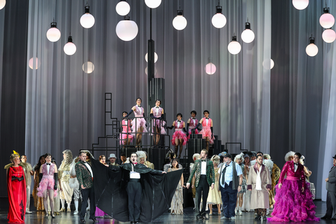 Susanne Langbein (Rosalinde), Bernadette Müller (Ida),Florian Stern (Eisenstein), Jacob Philips (Dr. Falke), Benjamin Chamandy (Frank), Martin Leutgeb (Frosch), Jason Lee (Alfred), Bernarda Klinar (Orlofsky), Jakob Nistler (Dr. Blind), Chor, Tänzerinnen