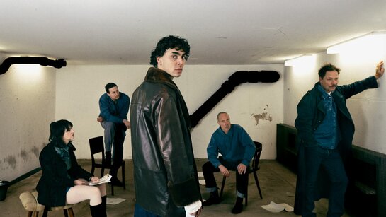 Zwischen Gewissen und Gewalt steht die Gruppe der Revolutionär:innen in «Die Gerechten» (mit Daniela Bjelobradić, Patrick Ljuboja, Tommy Fischnaller-Wachtler, Christoph Kail und Stefan Riedl).