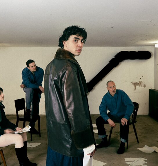 Zwischen Gewissen und Gewalt steht die Gruppe der Revolutionär:innen in «Die Gerechten» (mit Daniela Bjelobradić, Patrick Ljuboja, Tommy Fischnaller-Wachtler, Christoph Kail und Stefan Riedl). | © Leon Arevalo