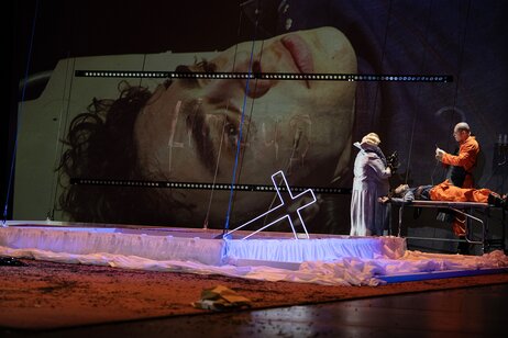 Tommy Fischnaller-Wachtler (Iwan Kaljajew), Petra Alexandra Pippan (Großfürstin), Patrick Ljuboja (Foka) 