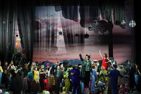 Hazel Neighbour (Pedro), Qiong Wu (Garcias), Camilla Lehmeier (Dulcinée) & Chor | © Barbara Pálffy Hazel Neighbour (Pedro), Qiong Wu (Garcias), Camilla Lehmeier (Dulcinée) & Chor | © Barbara Pálffy