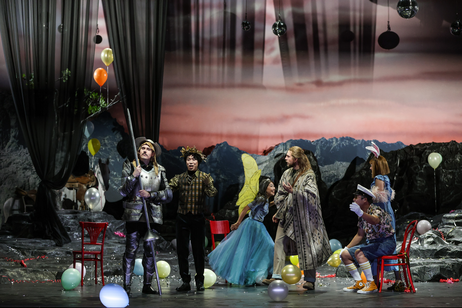 Oliver Sailer (Don Quichotte), Seongchan Bahk (Diener), Benjamin Chamandy (Sancho), Il Young Yoon (Diener) & Chor | © Barbara Pálffy