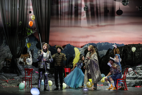 Oliver Sailer (Don Quichotte), Seongchan Bahk (Diener), Benjamin Chamandy (Sancho), Il Young Yoon (Diener) & Chor | © Barbara Pálffy Oliver Sailer (Don Quichotte), Seongchan Bahk (Diener), Benjamin Chamandy (Sancho), Il Young Yoon (Diener) & Chor | © Barbara Pálffy