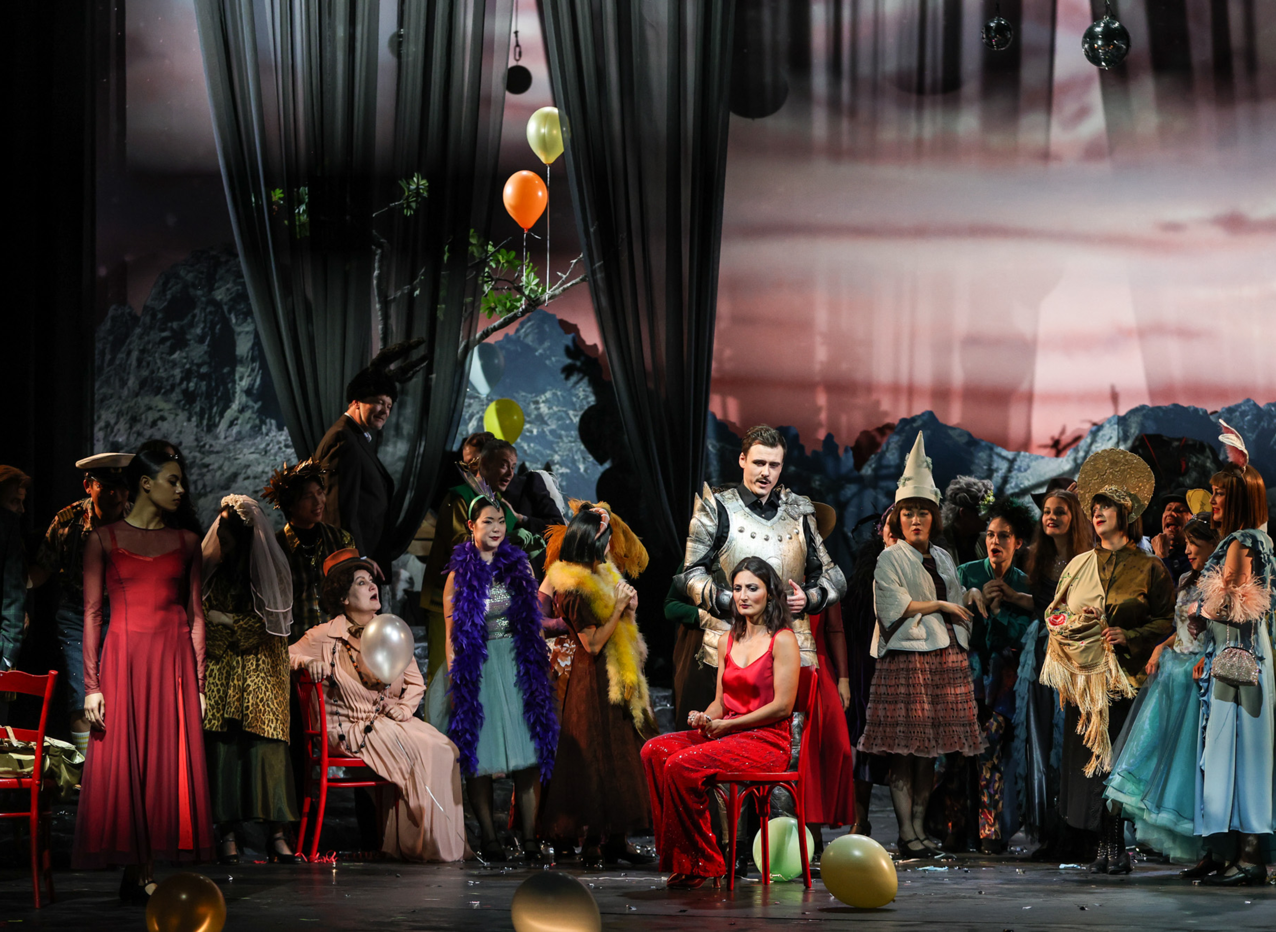 Camilla Lehmeier (Dulcinée), Oliver Sailer (Don Quichotte), Tanzensemble & Chor