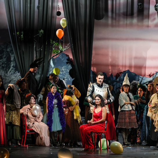 Camilla Lehmeier (Dulcinée), Oliver Sailer (Don Quichotte), Tanzensemble & Chor | © Barbara Pálffy