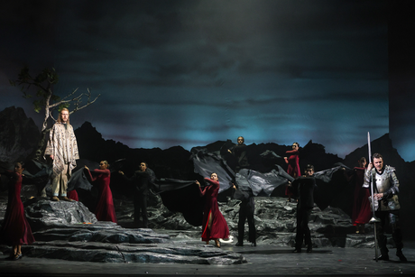Benjamin Chamandy (Sancho), Oliver Sailer (Don Quichotte) & Tanzensemble | © Barbara Pálffy Benjamin Chamandy (Sancho), Oliver Sailer (Don Quichotte) & Tanzensemble | © Barbara Pálffy
