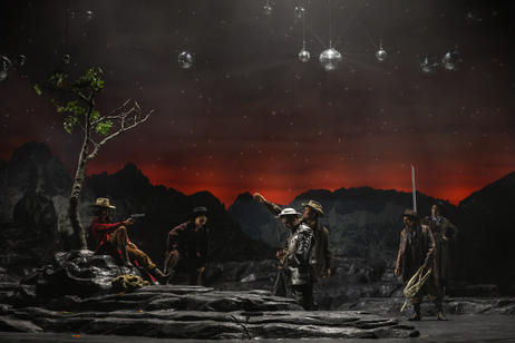 Camilla Lehmeier (Räuberhauptmann), Qiong Wu (Garcias), Oliver Sailer (Don Quichotte), Jakob Nistler (Rodriguez) & Julien Horbatuk (Juan) | © Barbara Pálffy