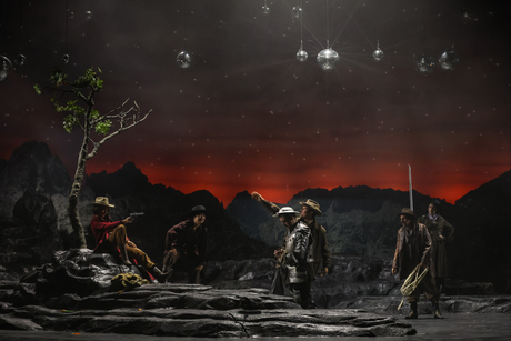 Camilla Lehmeier (Räuberhauptmann), Qiong Wu (Garcias), Oliver Sailer (Don Quichotte), Jakob Nistler (Rodriguez) & Julien Horbatuk (Juan) | © Barbara Pálffy Camilla Lehmeier (Räuberhauptmann), Qiong Wu (Garcias), Oliver Sailer (Don Quichotte), Jakob Nistler (Rodriguez) & Julien Horbatuk (Juan) | © Barbara Pálffy
