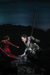 Oliver Sailer (Don Quichotte) & Tanzensemble | © Barbara Pálffy Oliver Sailer (Don Quichotte) & Tanzensemble | © Barbara Pálffy