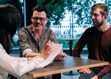 Oliver Sailer und Benjamin Chamandy beim Kantinengespräch mit Verena Gruber.