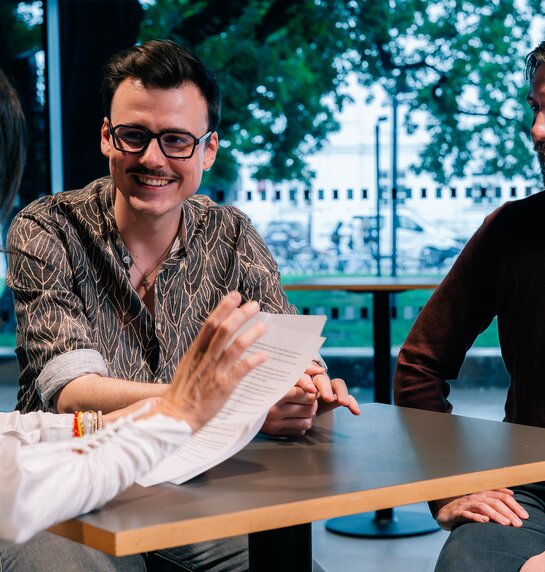 Oliver Sailer und Benjamin Chamandy beim Kantinengespräch mit Verena Gruber. | © Leon Arévalo