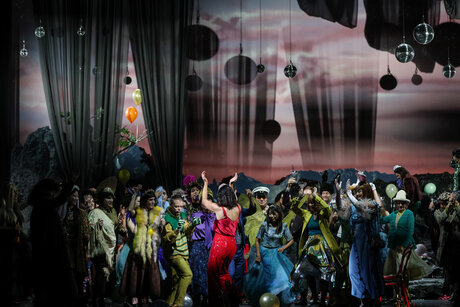 Camilla Lehmeier (Dulcinée) & Chor | © Barbara Pálffy Camilla Lehmeier (Dulcinée) & Chor | © Barbara Pálffy
