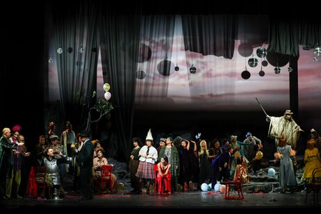 Oliver Sailer (Don Quichotte), Camilla Lehmeier (Dulcinée), Benjamin Chamandy (Sancho) & Chor  | © Barbara Pálffy