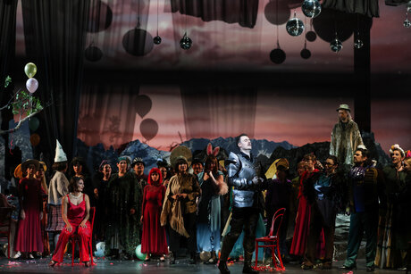 Camilla Lehmeier (Dulcinée), Oliver Sailer (Don Quichotte), Benjamin Chamandy (Sancho) & Chor | © Barbara Pálffy Camilla Lehmeier (Dulcinée), Oliver Sailer (Don Quichotte), Benjamin Chamandy (Sancho) & Chor | © Barbara Pálffy