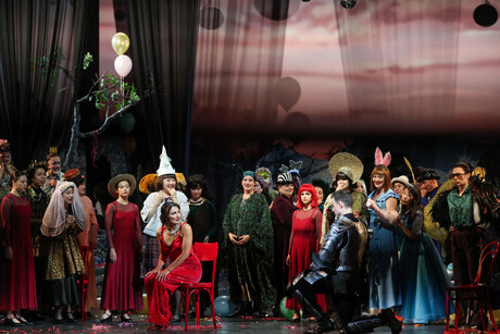 Camilla Lehmeier (Dulcinée), Oliver Sailer (Don Quichotte), Hazel Neighbour (Pedro) & Chor | © Barbara Pálffy Camilla Lehmeier (Dulcinée), Oliver Sailer (Don Quichotte), Hazel Neighbour (Pedro) & Chor | © Barbara Pálffy