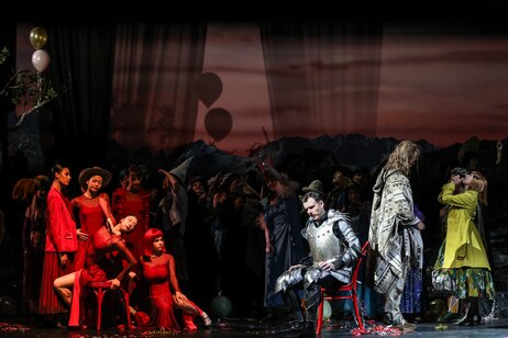 Oliver Sailer (Don Quichotte), Benjamin Chamandy (Sancho), Tanzensemble & Chor | © Barbara Pálffy