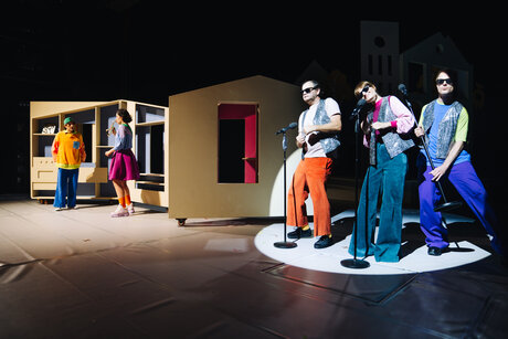 Frederick Redavid (Franz), Laetitia Toursarkissian (Gabi), Hans Danner, Elena-Maria Knapp, Raphael Kübler (Band) | © Amir Kaufmann Frederick Redavid (Franz), Laetitia Toursarkissian (Gabi), Hans Danner, Elena-Maria Knapp, Raphael Kübler (Band) | © Amir Kaufmann