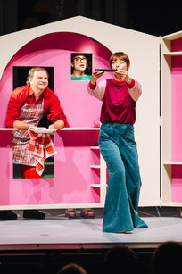 Hans Danner (Papa Fröstl), Laetitia Toursarkissian (Moderatorin), Elena-Maria Knapp (Mama Fröstl) | © Amir Kaufmann Hans Danner (Papa Fröstl), Laetitia Toursarkissian (Moderatorin), Elena-Maria Knapp (Mama Fröstl) | © Amir Kaufmann