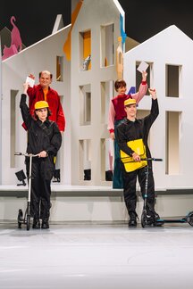 Laetitia Toursarkissian (Postbotin), Hans Danner (Papa Fröstl), Elena-Maria Knapp (Mama Fröstl), Raphael Kübler (Postbote)