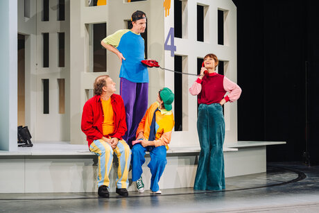 Hans Danner (Papa Fröstl), Raphael Kübler (Josef), Frederick Redavid (Franz), Elena-Maria Knapp (Mama Fröstl) | © Amir Kaufmann Hans Danner (Papa Fröstl), Raphael Kübler (Josef), Frederick Redavid (Franz), Elena-Maria Knapp (Mama Fröstl) | © Amir Kaufmann