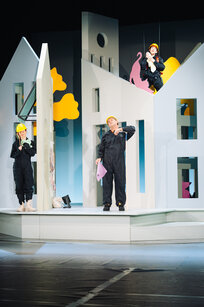 Elena-Maria Knapp, Hans Danner, Laetitia Toursarkissian (Fensterreinigung) | © Amir Kaufmann Elena-Maria Knapp, Hans Danner, Laetitia Toursarkissian (Fensterreinigung) | © Amir Kaufmann