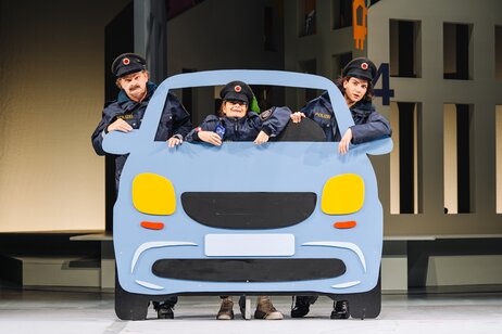 Hans Danner (Polizist), Elena-Maria Knapp (Polizistin), Laetitia Toursarkissian (Polizistin)