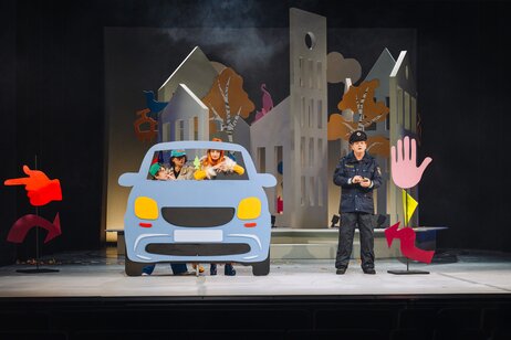 Frederick Redavid (Franz), Laetitia Toursarkissian (Kundin), Elena-Maria Knapp (Kioskverkäuferin), Hans Danner (Polizist) | © Amir Kaufmann